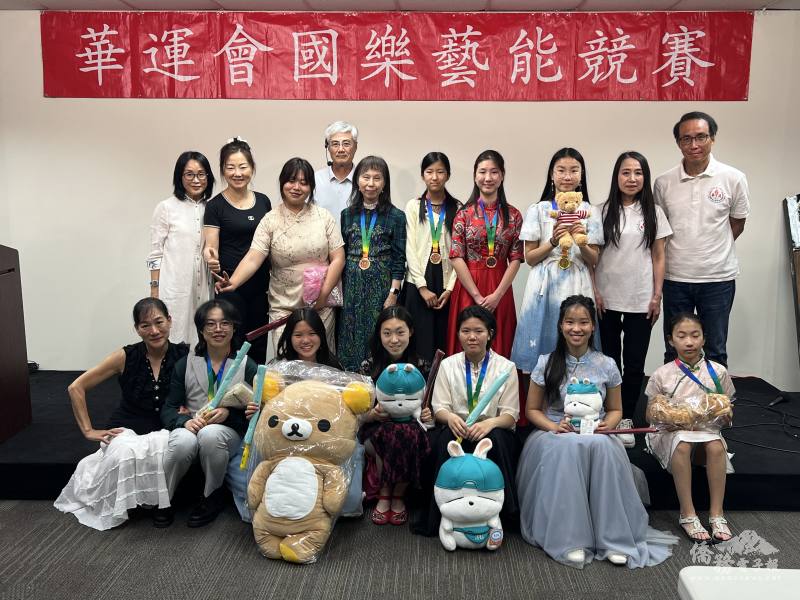 華運會主任委員陳立功(後排右一)、華運會執行顧問呂玉貞(後排右二)、國樂藝能競賽召集人范華倫(後排左四)、評審傅旭芳(前排左一)與優勝選手合影