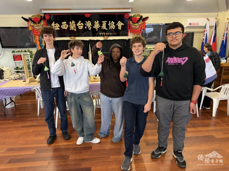主流高中修習華語文學生完成香包製作與包粽。