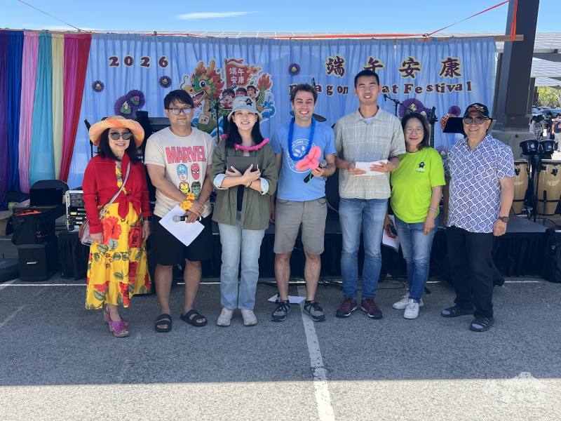 臺灣華語文學習中心(TCML)小狀元教育學苑校長陳朝全(右一)、教師李梅英(右二)、執行長賴淑娜(左一)和學員合影