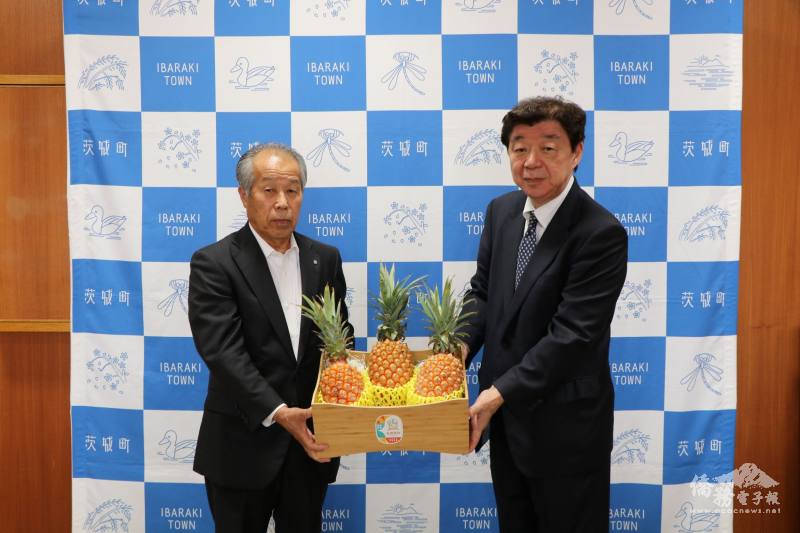 小林宣夫(左)及林學明(右)進行臺灣鳳梨寄贈儀式