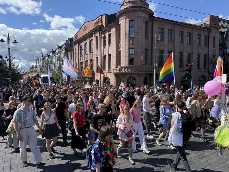 立陶宛首都維爾紐斯6日舉行大型LGBTQ+平權遊行，吸引約2萬人參與支持。