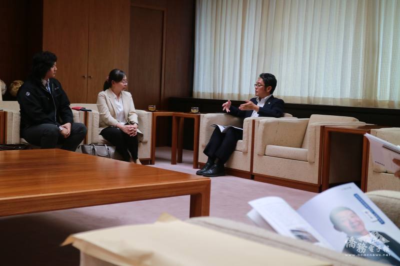畑中政昭(右1)與許少峰(左1)及黃麗婷(左2)就未來活動方向交流