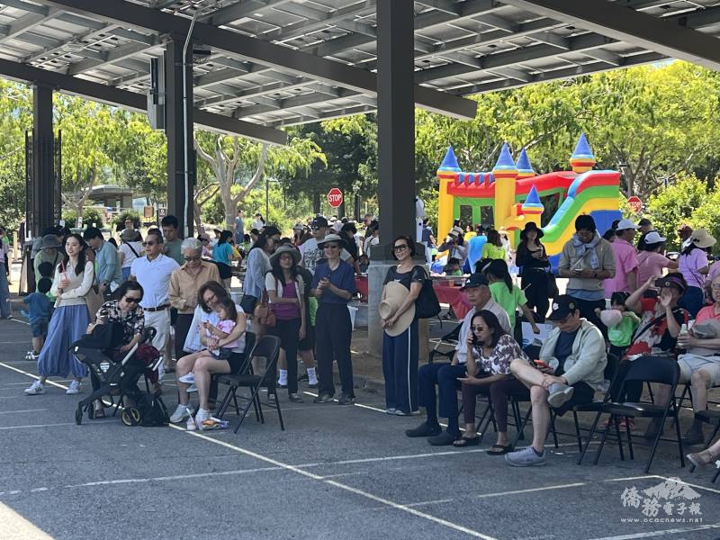 社區民眾聚集觀賞表演