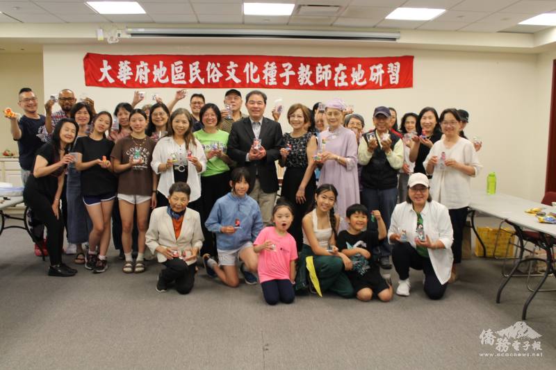 華府文教中心主任黃正杰與學員們合照