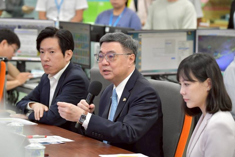 行政院長卓榮泰赴交通部中央氣象署關心梅雨情勢