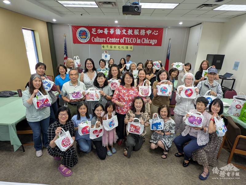 學員們開心地展示各具特色的臺灣花布包