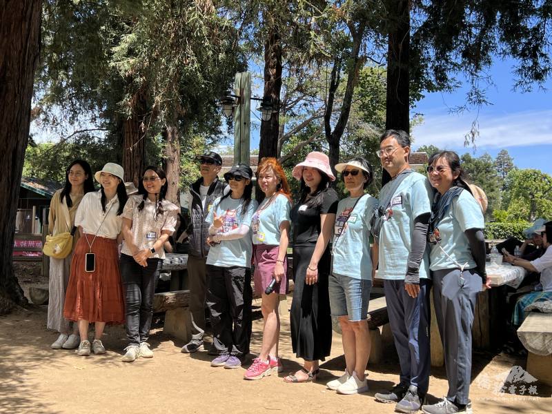 張秀貞續任新届會長，帶領多位年青新任理事服務校友
