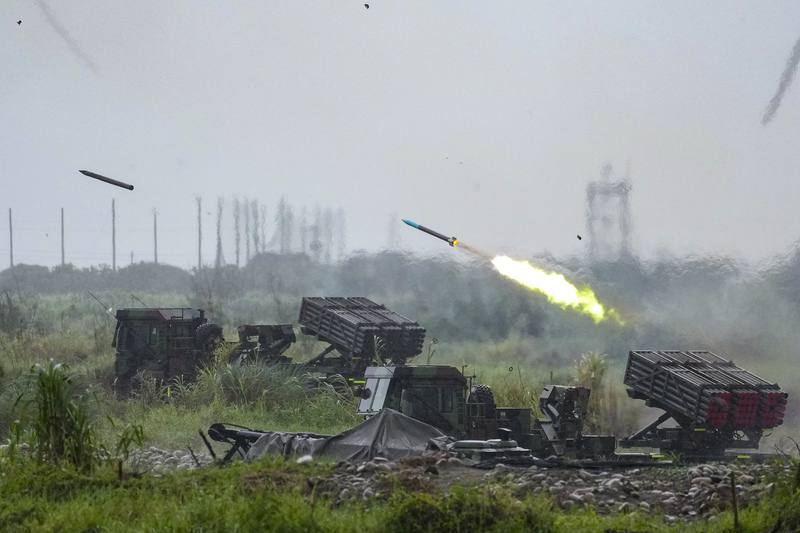 陸軍第十軍團9日在台中大甲溪出海口周邊實施重砲射擊暨新式武器換裝驗證射擊訓練，雷霆2000多管火箭系統發射火箭彈，場面震撼。