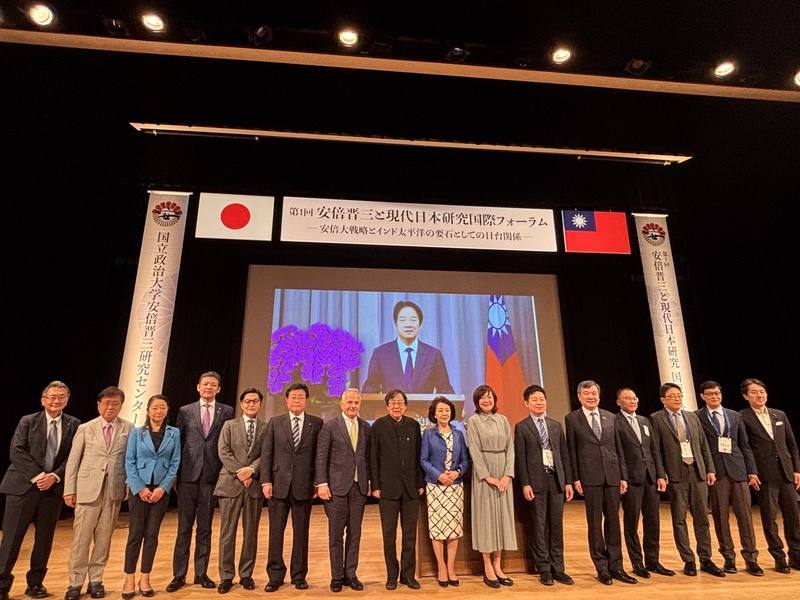 由台灣國立政治大學安倍晉三研究中心主辦的「安倍晉三與現代日本研究國際論壇」9日在東京舉行。安倍昭惠（右7）、總統府資政邱義仁（左8）、駐日代表李逸洋（右5）、國家基本問題研究所理事長櫻井良子（右8）、政大安倍晉三研究中心主任李世暉（右6）等人合影。