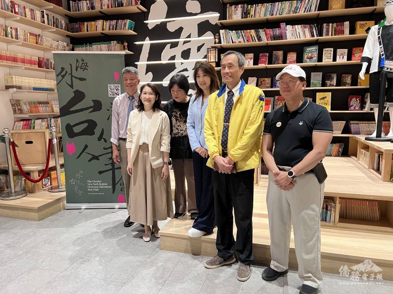 紐約文教中心主任王怡如(左二)肯定資深媒體人廖筱君(左四)、醫師蔡榮聰(左五)與大紐約區海外臺灣人筆會會長陳孟枩(左一)的專題講座，啟發來賓對臺灣未來的定位思考