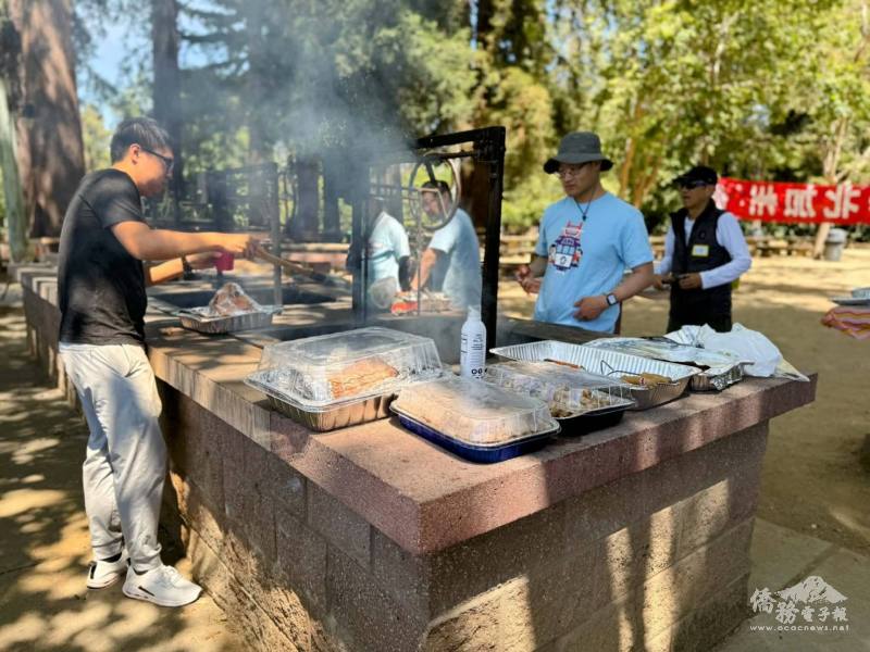 BBQ年會現場熱鬧活絡，吸引百位校友與親友歡聚一堂