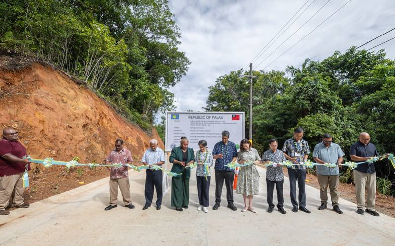副總統與惠恕仁總統共同於新建道路上進行剪綵儀式