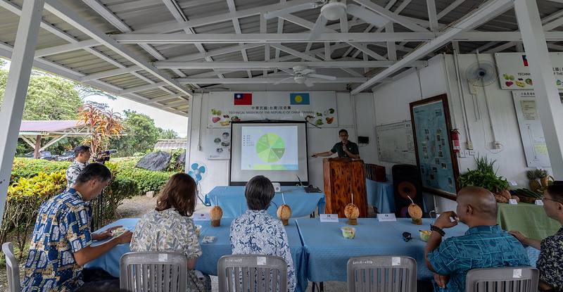 副總統抵達後，首先聽取技術團蔡明哲團長進行業務簡報