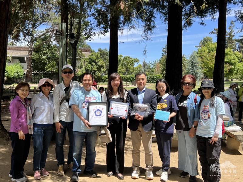 同為政大校友的駐舊金山辦事處處長伍志翔偕夫人、金山灣區文教中心主任莊雅淑出席政大北加州校友會BBQ年會
