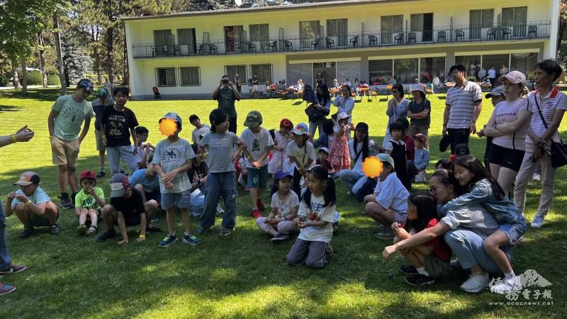奧地利中華僑校舉辦端午節活動，學生與家長專心聆聽活動規則與分組說明