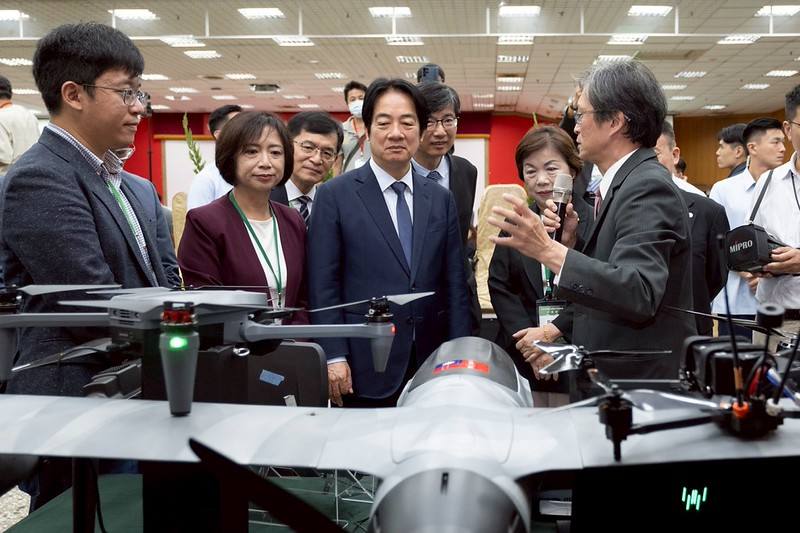 總統與現場貴賓共同參觀無人機廠商成果展示，瞭解無人機產業發展現況