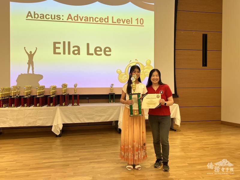 中美珠心算學會會長周雅莉(右) 頒獎给Advanced Level 10認證的學員利晞彤(左)。