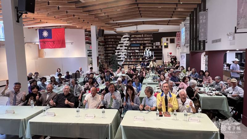 筆會理事謝己(前排左三)、北美洲臺灣人醫師協會大紐約分會會長許文瑞醫師(前排右五)、世臺聯合基金會董事長陳秋貴與近百名會友出席