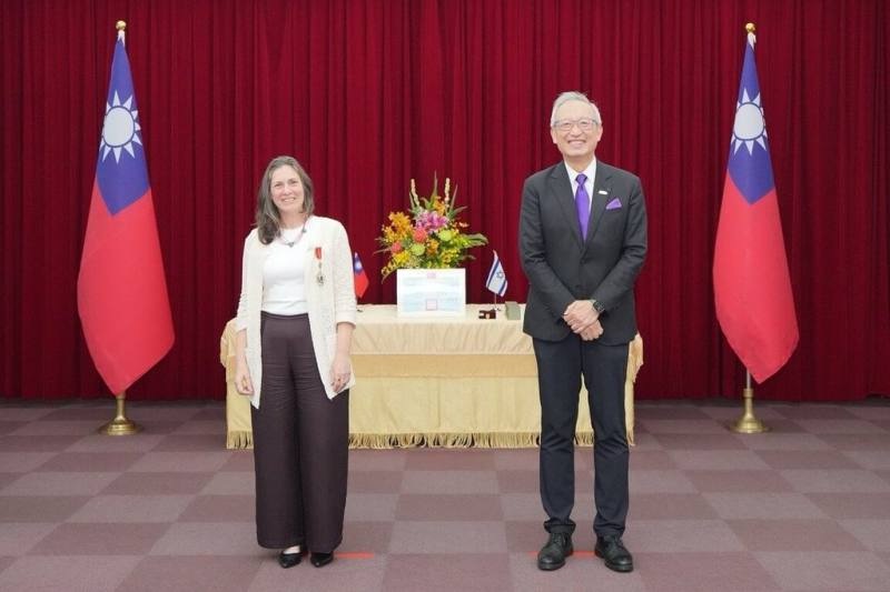 外交部政務次長吳志中（右）9日頒贈駐台北以色列經濟文化辦事處代表游瑪雅（Maya Yaron，左）「睦誼外交獎章」。（外交部提供）
