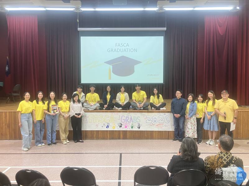 多倫多文教中心主任藍柏青、副主任許彩鳳、諮詢導師團隊與6位畢業生合照