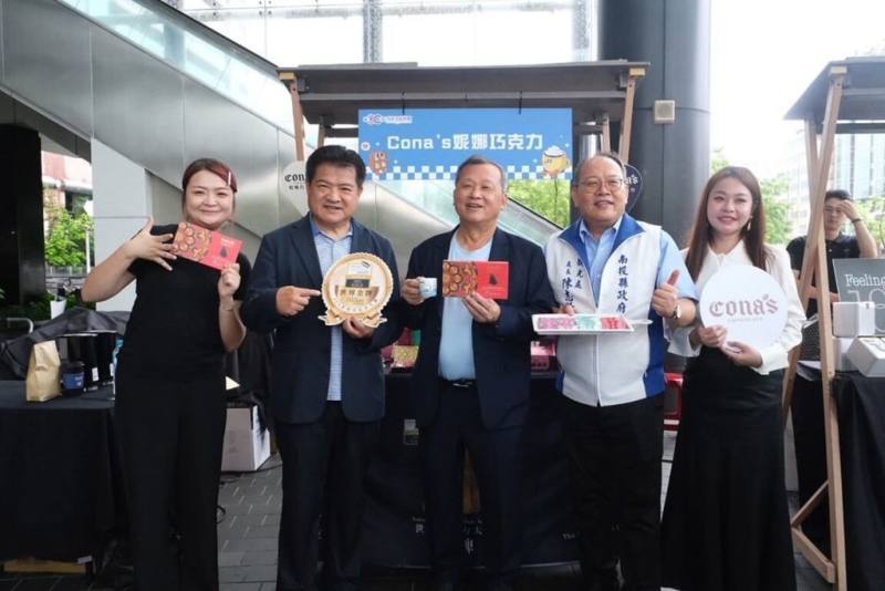 南投巧克力咖啡節19日至28日在南投縣埔里鎮福興溫泉區舉辦，南投縣政府10日在台北市松山車站宣傳活動。（南投縣政府提供）