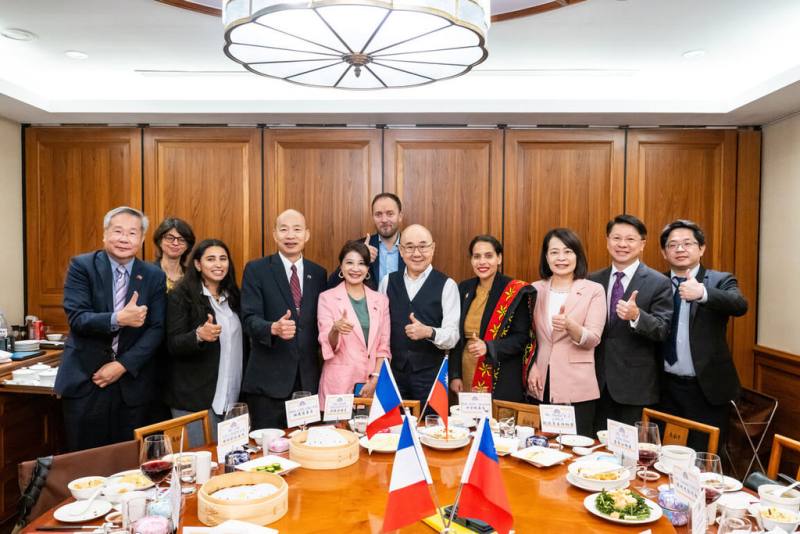 立法院長韓國瑜9日款宴法國國民議會外交委員會書記游蘇法（Estelle Youssouffa）（右4）訪團一行3人。（立法院提供）