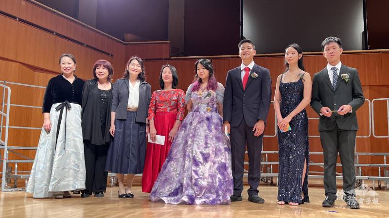 華音青少年合唱團37週年音樂會，王曉佳(左起)、林馨文、紐約文教中心主任王怡如、獎學金得主陳筱庭、畢業生王晨微、朱榆皓、邢雅淑、與陳思宇