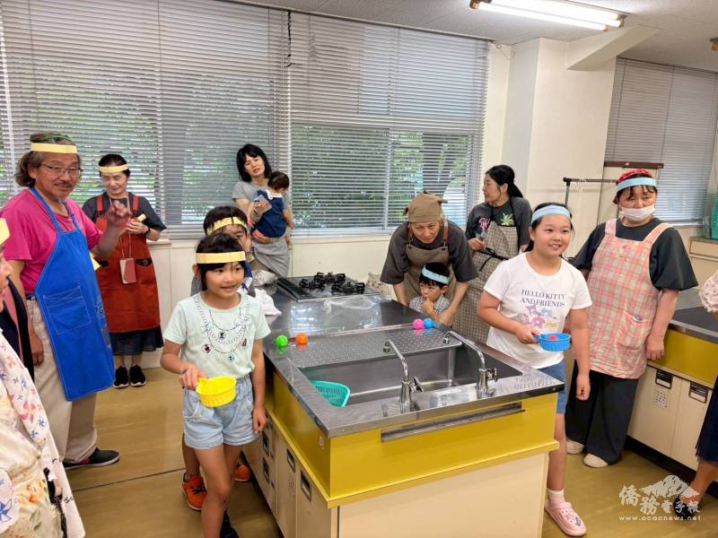 包粽活動負責人林冠因安排划龍舟遊戲，讓孩子們在遊戲中認識臺灣傳統節慶文化