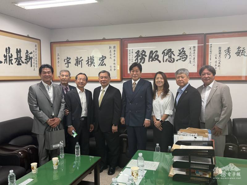 丘高偉代表一行與原州僑界交流僑情