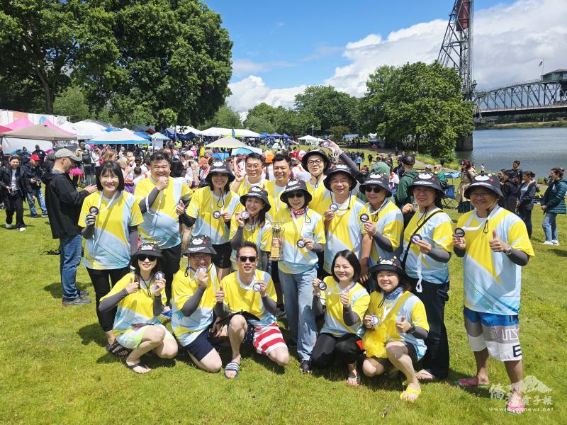 高雄市議會議長康裕成（二排中立者）率16名議員組隊參與龍舟競賽，獲得季軍