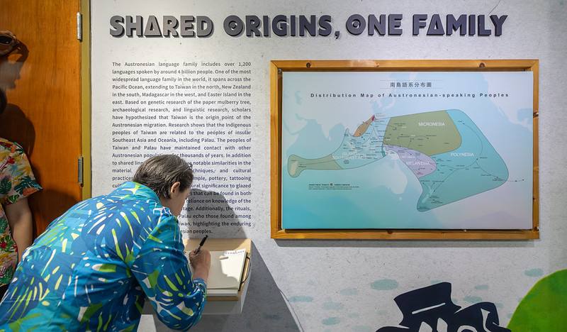 副總統在「臺灣原住民族特展」的訪客簿上簽名並寫下「臺帛共榮，文明長興」，盼臺帛友誼長存、共榮發展