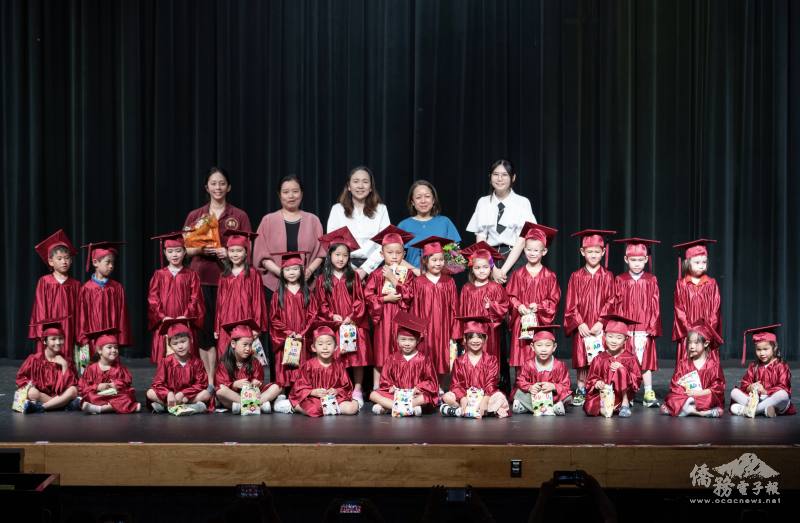 27位幼兒組學生也在師長與家長見證下領取結業證書，完成第一階段的中文學習歷程