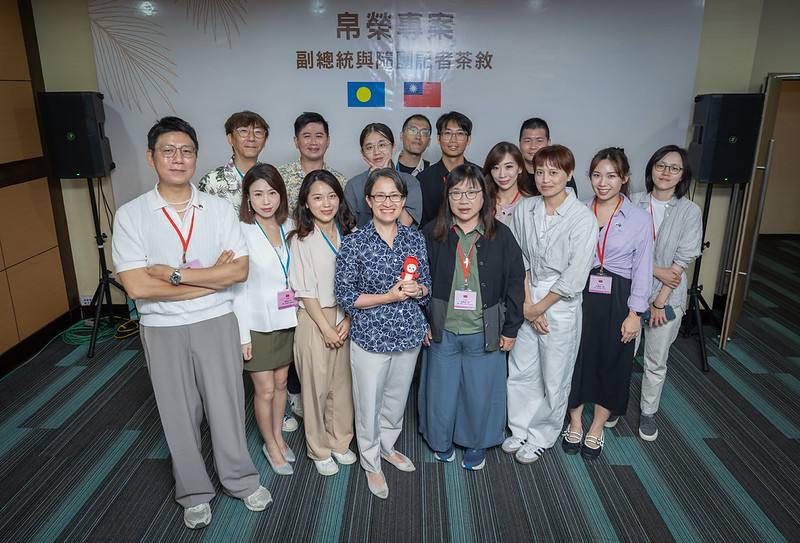 副總統與隨團記者合影