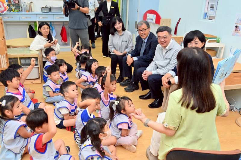 行政院長卓榮泰訪視行政院新莊聯合辦公大樓各進駐機關員工子女非營利幼兒園01
