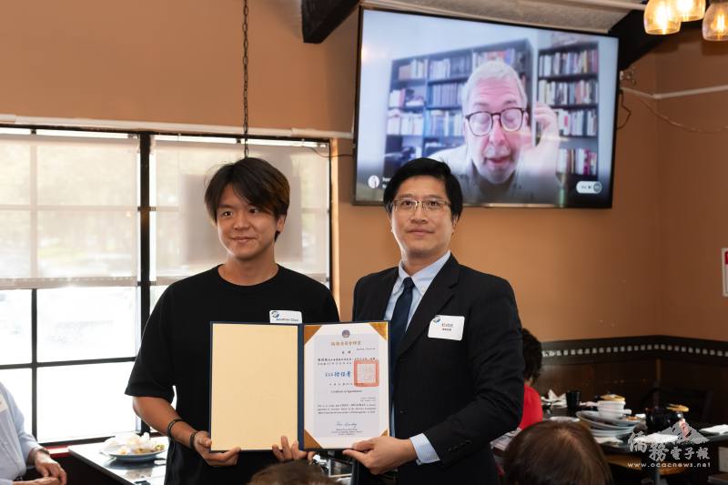 駐邁阿密辦事處僑務秘書杜戎珄代表僑委會頒發僑務促進委員聘書予青商會會長陳閔強