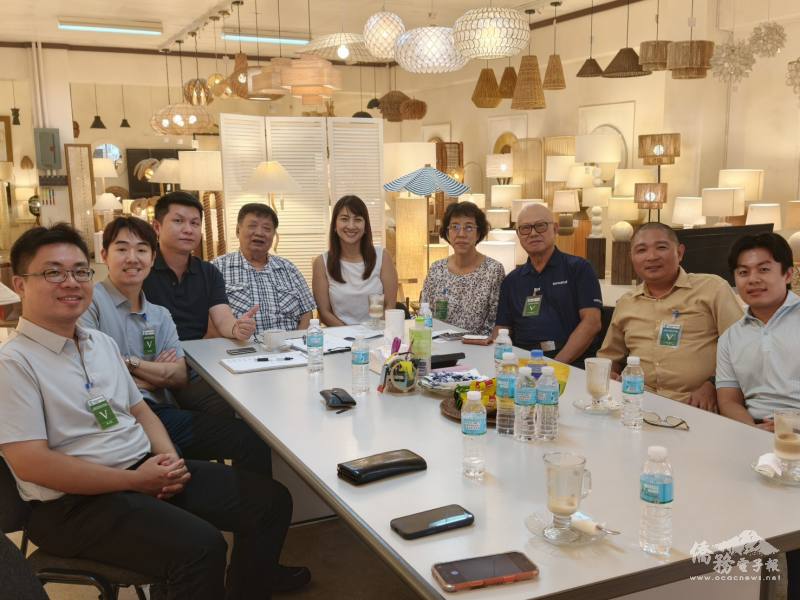 荀玉蓉（右4）及謝佳蓁（中），在邱裕文（右2）的陪同下，參訪由臺商經營的「Paul Yu（寶裕企業股份有限公司）」宿霧據點