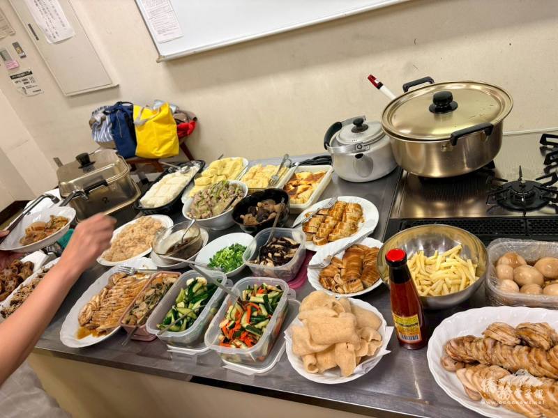 會員們準備各式拿手料理，與來賓一同分享