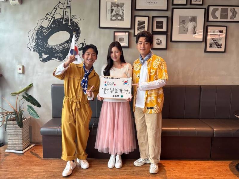 演員蔡昌憲（左）、黃迪揚（右）主持台灣旅遊行腳節目「世界的形狀」，其中韓國篇邀請韓籍啦啦隊員南珉貞（中）擔任導遊，以外國人視角帶著他們一起遊台灣。（三立提供）