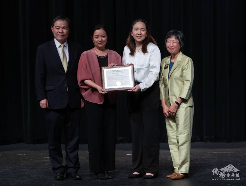 馬州教育廳及教育委員會聯名頒發表揚狀，肯定華府中文學校長期推動中文教育與服務社區的卓越貢獻 (左起：華府文教中心主任黃正杰,華府中文學校董事長李中慧與校長劉儀倫,馬州教育委員會高教委員郭純岑)