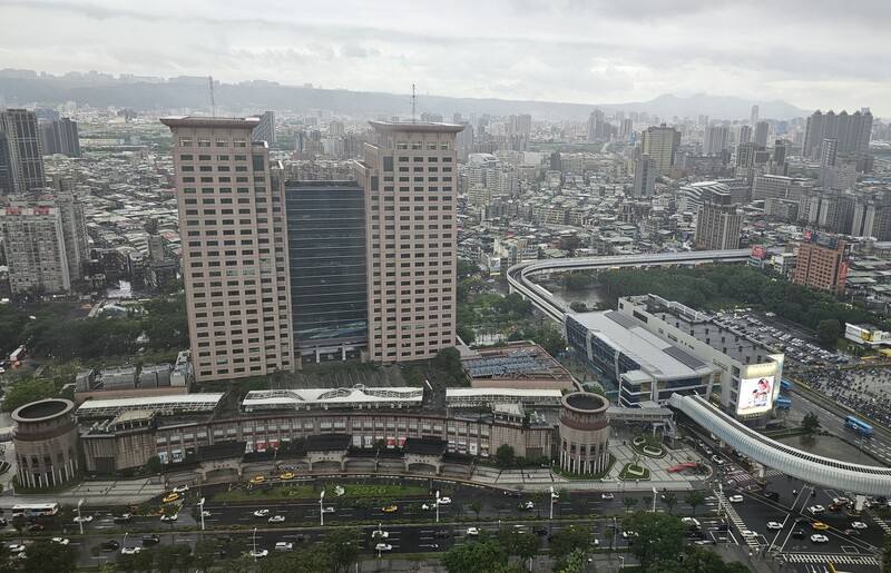 新北市政府推動「辦理基地開發交通影響評估審查原則」，針對小坪數住宅、都市更新案件及鄰近公共運輸場站周邊開發案，汽車位可採取差異化及彈性設置機制。圖為新北市板橋區「新板特區」街景。