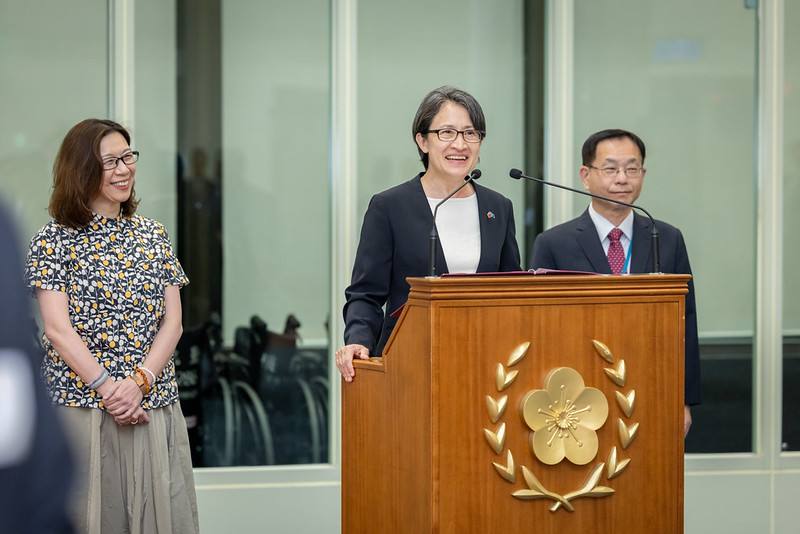 蕭美琴副總統10日晚間結束「帛榮專案」返抵國門，在桃園機場發表談話