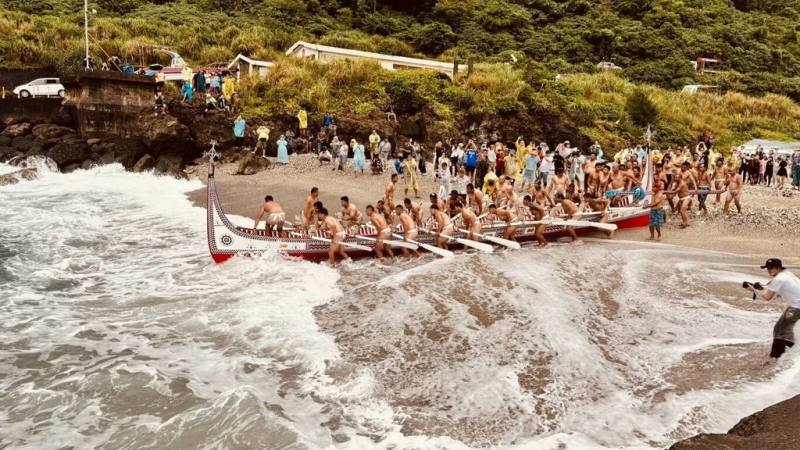 台東蘭嶼達悟（雅美）族打造近代最大艘、20人座拼板舟「Ovayan黃金友誼號」，將於15日離岸出發，頂著黑潮航向菲律賓巴丹群島。圖為9日舉行啟航和傳統大船下水儀式。（原住民族文化事業基金會提供）