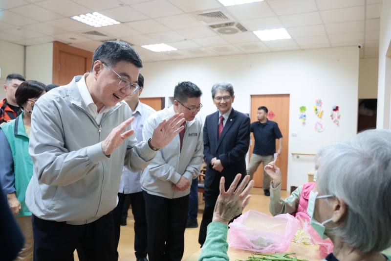 行政院長卓榮泰訪視靈糧堂基隆市七堵失智症團體家屋