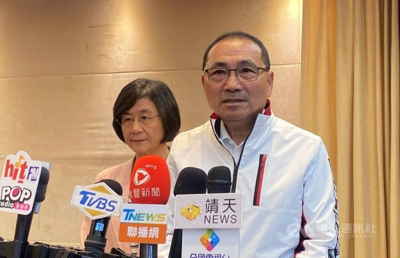 新北市長侯友宜（右）10日表示，新北65歲以上人口已達82萬人，衛生局高齡長照處預算編列將近新台幣百億元，盼竭盡所能照護銀髮長輩。後左為新北市衛生局長陳潤秋。