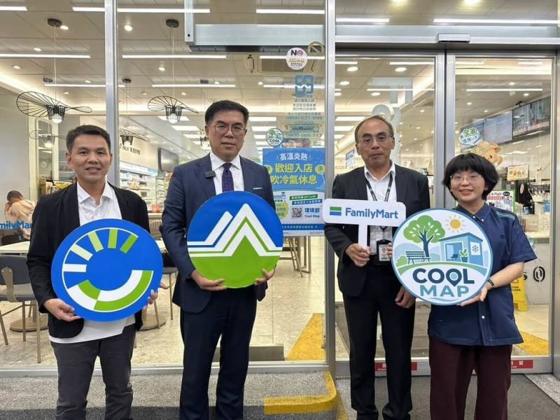 環境部11日發布「抗高溫涼適地圖Cool Map」統一識別標誌，自即日起開放各界自由下載張貼。環境部長彭啓明（左2）表示，識別標誌作為民眾辨識涼適空間的共同標記，沒有消費也歡迎入內休息、消暑；並邀請全台各地的企業、機關及民間公私部門能響應加入。（環境部提供）