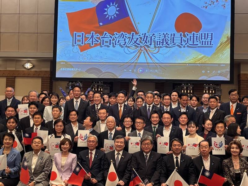 日本國會最大對台友好跨黨派組織「日華議員懇談會」11日正式更名為「日本台灣友好議員連盟」。駐日代表李逸洋（左5）、總統府發言人郭雅慧（左3）與會長古屋圭司（左4）、眾議員萩生田光一（右4）等日台友好議員連盟成員合影。