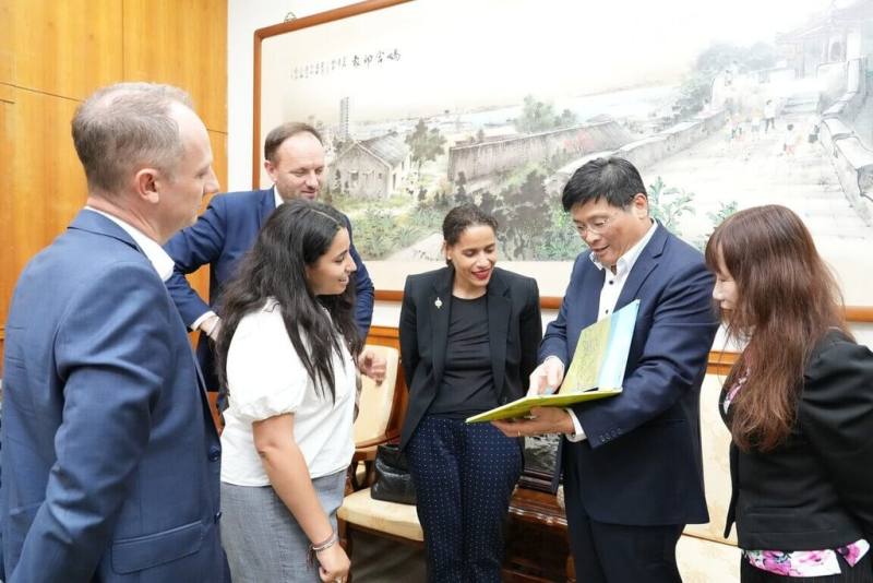 法國國民議會外交委員會友台小組一行人11日前往拜會澎湖縣政府，澎湖縣副縣長林皆興（右2）現場透過圖冊介紹澎湖獨特的自然地景與人文特色。（澎湖縣政府提供）
