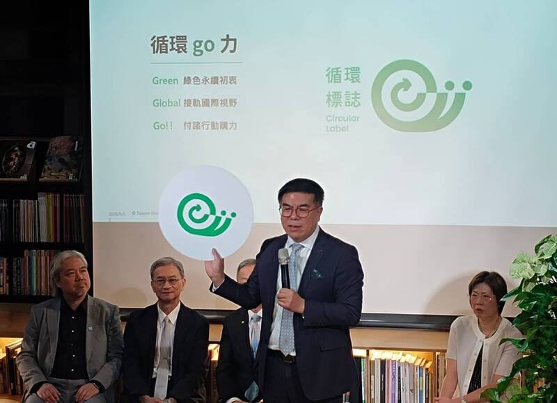 環境部與國際扶輪3522地區舉辦「Green Gather綠集」循環商品展，12日在松山文創園區開幕，環境部長彭啓明（右2）介紹全新的循環標誌。