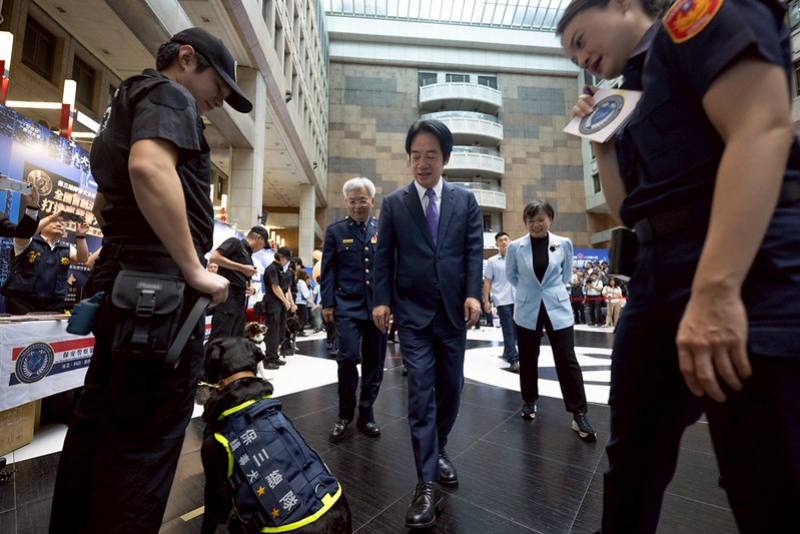 總統至保三總隊警犬分隊、警大招生及刑事成果展區，了解目前警犬裝備、警大教學研究發展與警政署掃黑、查緝不法金流、肅槍、緝毒、打詐等相關成果
