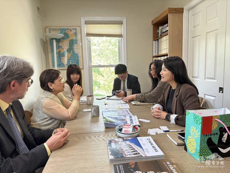 徐佳青與FAPA團隊就海外僑情、僑團發展、僑校營運及臺灣華語文學習中心(TCML)的推展進行交流